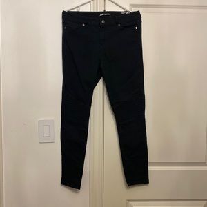 Black Skinny Pant With Knee Detailing